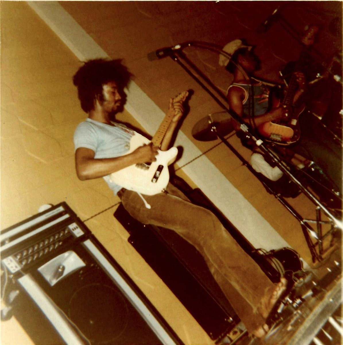 Passionweiss's tweet photo. Funkadelic at the Civic Center Gold Room in Evansville, Indiana. 6/13/71

Less than a month before "Maggot Brain" was released.

Photos by Roger Krause https://t.co/BkhMWJ8jbB