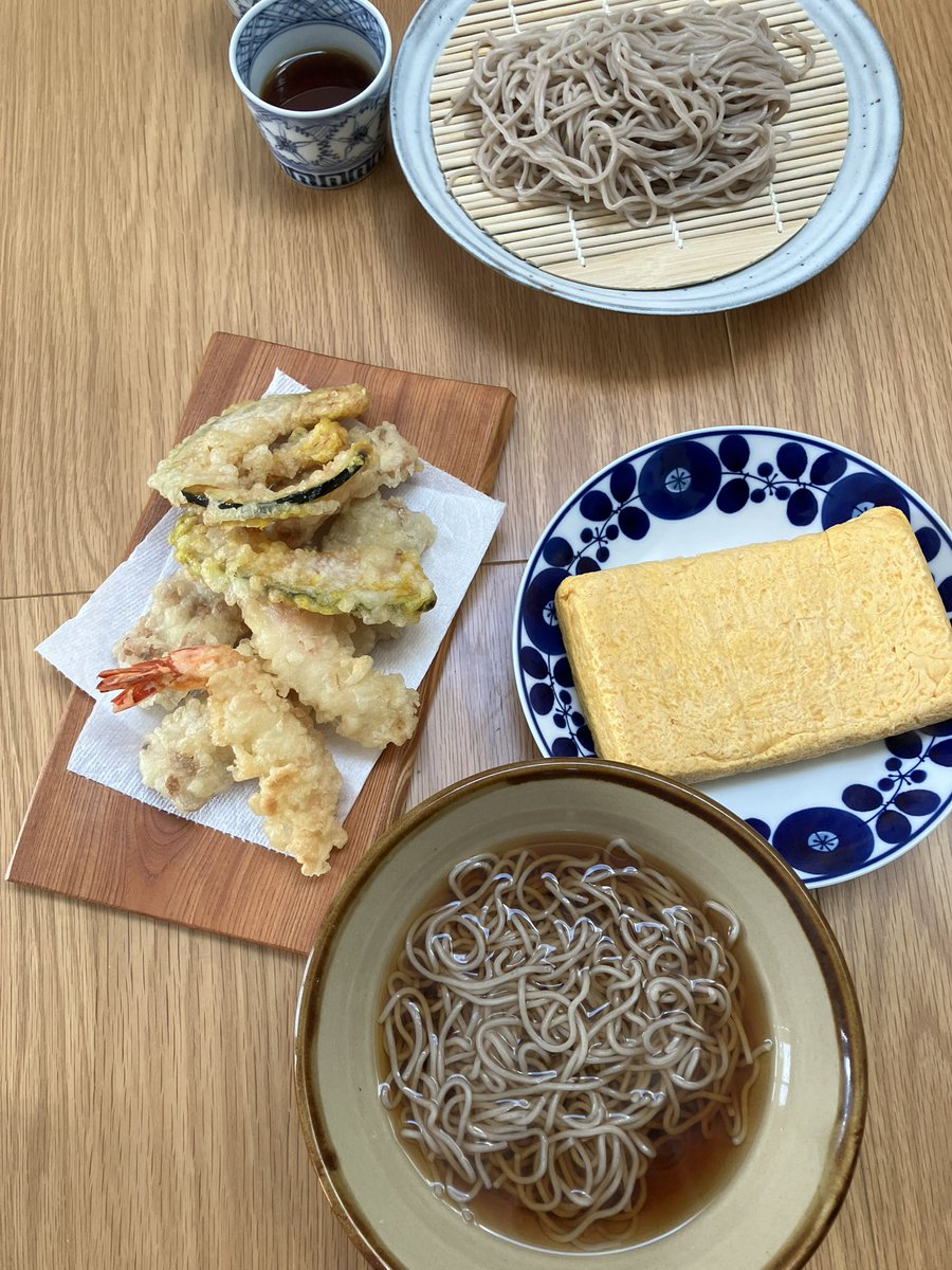 hanachan20201's tweet photo. 12/31昼 年越しそば。温かい蕎麦と冷たい蕎麦と。天ぷらと玉子も買ってきた。おいしかった〜 https://t.co/I5Iy6qLyxh