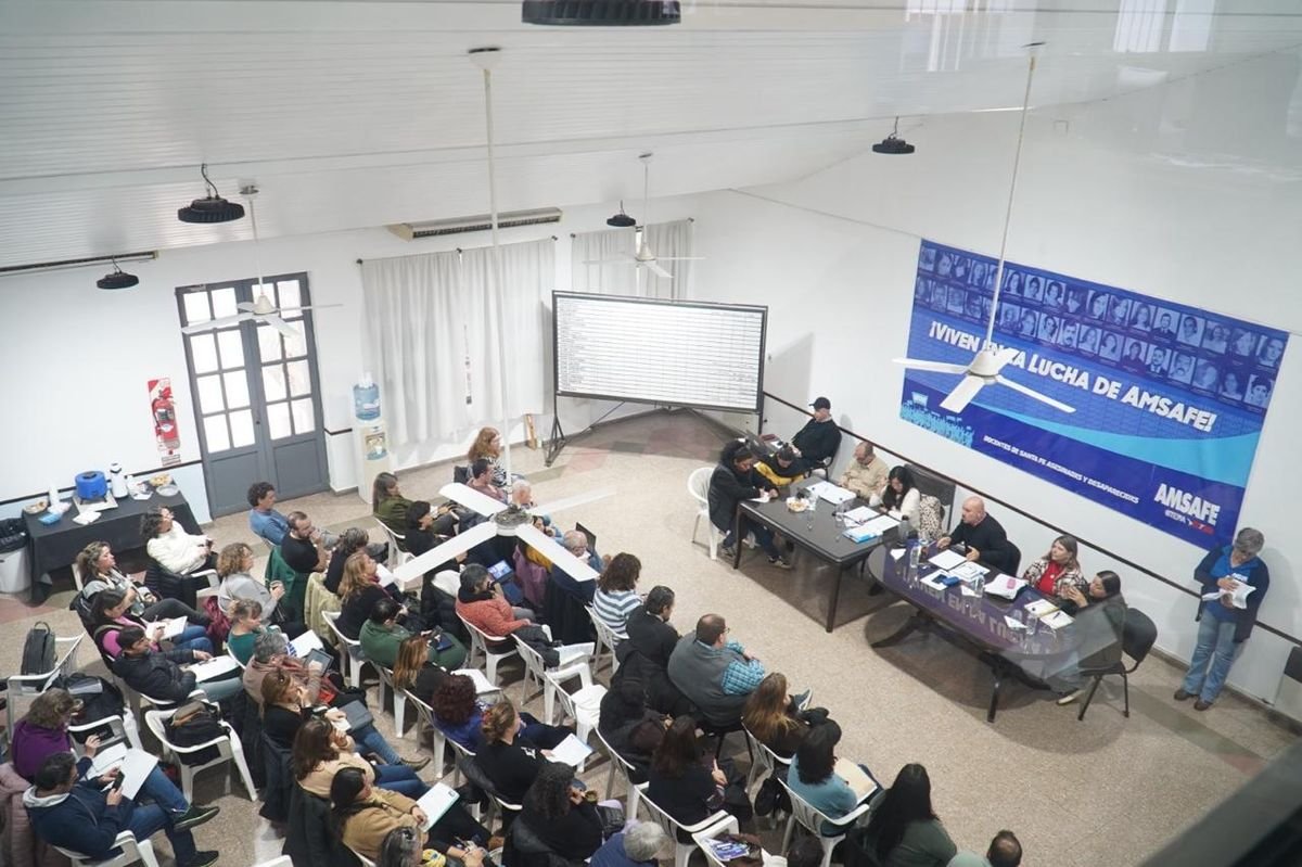 digitalsantafe's tweet photo. Pullaro garantiza el aumento salarial: Santa Fe aplicará por decreto la oferta a los docentes

El Gobierno de Santa Fe confirmó que implementará por decreto la propuesta salarial para los docentes tras el rechazo de algunos gremios en la paritaria.

La medida busca asegurar que la recomposición llegue a todos los trabajadores de la educación sin demoras y mantener el esquema de incrementos previsto para el segundo semestre, que incluye una mejora promedio del 15% y un salario mínimo garantizado para el sector.