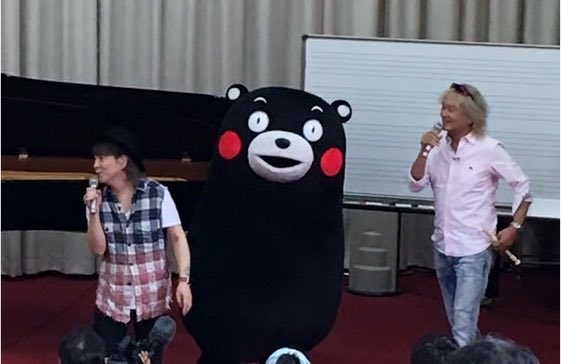 Tkatsuragi's tweet photo. ちょうど10年前の7月

地震の後、熊本を訪ねた

小室さんと、くまモンと、おれ

熊本のみんな、口角あげて、頑張っておくれ！

心は熊本に、、Knew it https://t.co/M5JrafXFkL