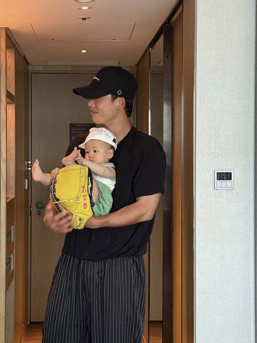 lottgabbasoon's tweet photo. 현서린 아빠글러브 속에 쏙 담겨잇는거 말안되
넘귀엽잖아................... 모자도삐뚤어지게썻고
완전귀여운아기 https://t.co/2wtPeHKGBT