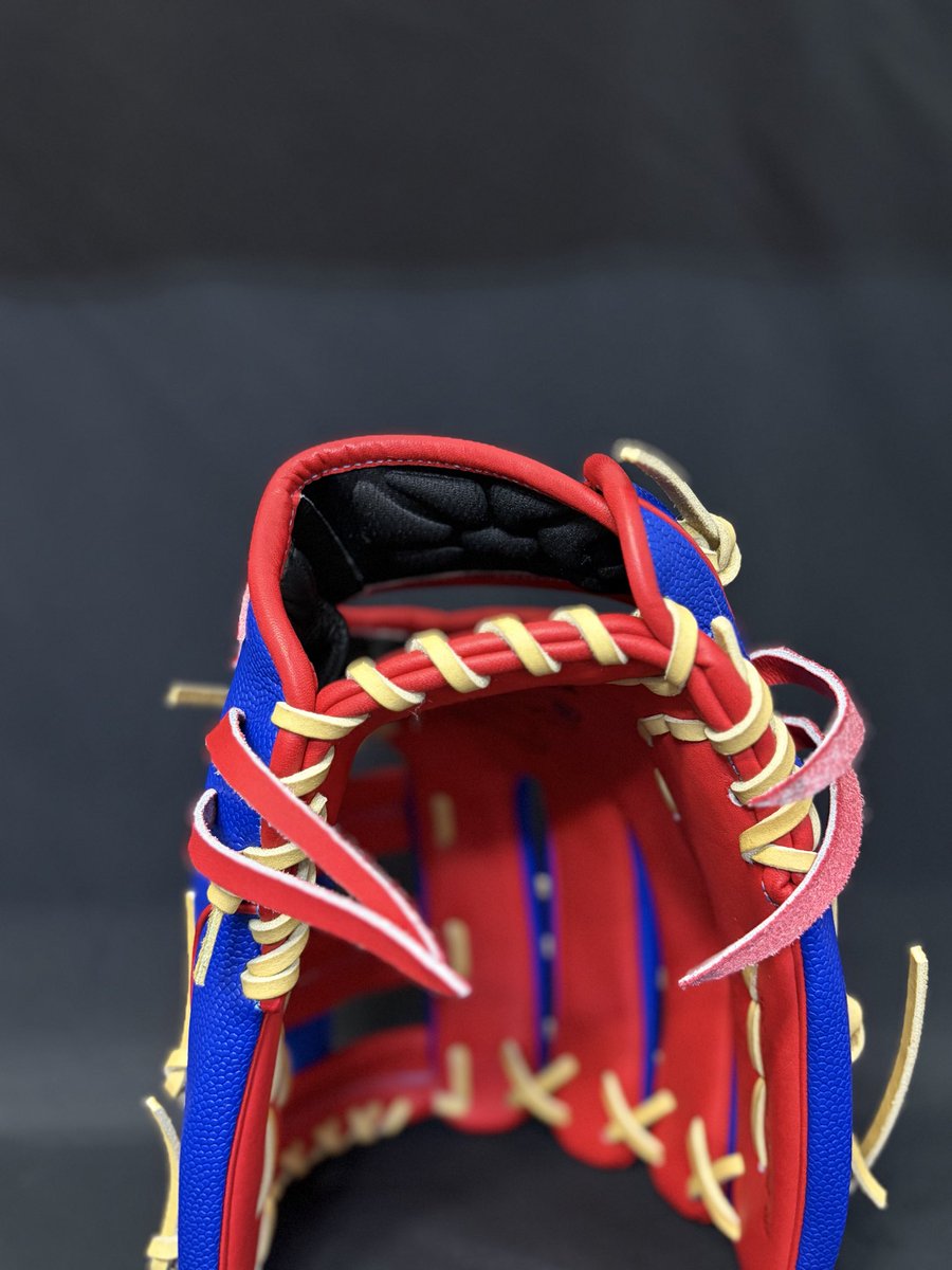 info42648043's tweet photo. 受球面刻印：Bear
ベロ裏：エアフロー
オプション：クロスクロックレース・コロナカット・ノーマルバインディング

Wilsonのオーダーも絶賛受付中です‼️

#すみれスポーツ #wilsonbaseball #wilson #オーダーグラブギャラリー https://t.co/nLuAwNpCj5