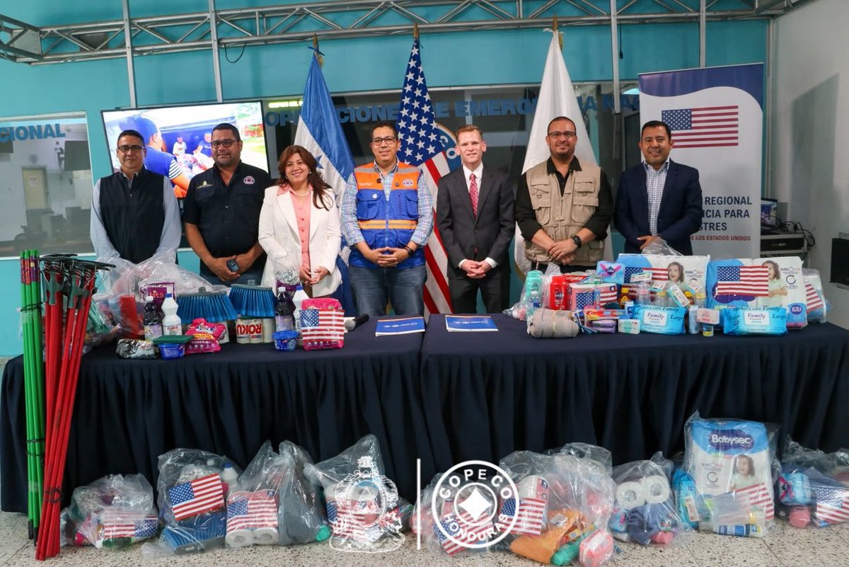 copecogob's tweet photo. Familias de la Mosquitia continúan recibiendo apoyo humanitario
🇭🇳🤝🇺🇸 La coordinación y confianza entre Honduras y sus aliados internacionales permite que continúen llegando aportes para las familias afectadas por el paso de una onda tropical en la región de La Mosquitia, Gracias a Dios.
A través del Programa Regional de Asistencia a Desastres para Honduras (RDAP), el Gobierno de los Estados Unidos realizó una importante contribución destinada a atender las necesidades de comunidades en condición de vulnerabilidad.
🦺💙 El ministro de COPECO recibió personalmente a la delegación estadounidense y expresó su agradecimiento por esta muestra de solidaridad y acompañamiento hacia las familias hondureñas que más lo necesitan. @titoasfura @ReinaldoHN
#CooperaciónInternacional #COPECO #HondurasYEEUU #Mosquitia #UnGobiernoQueHace