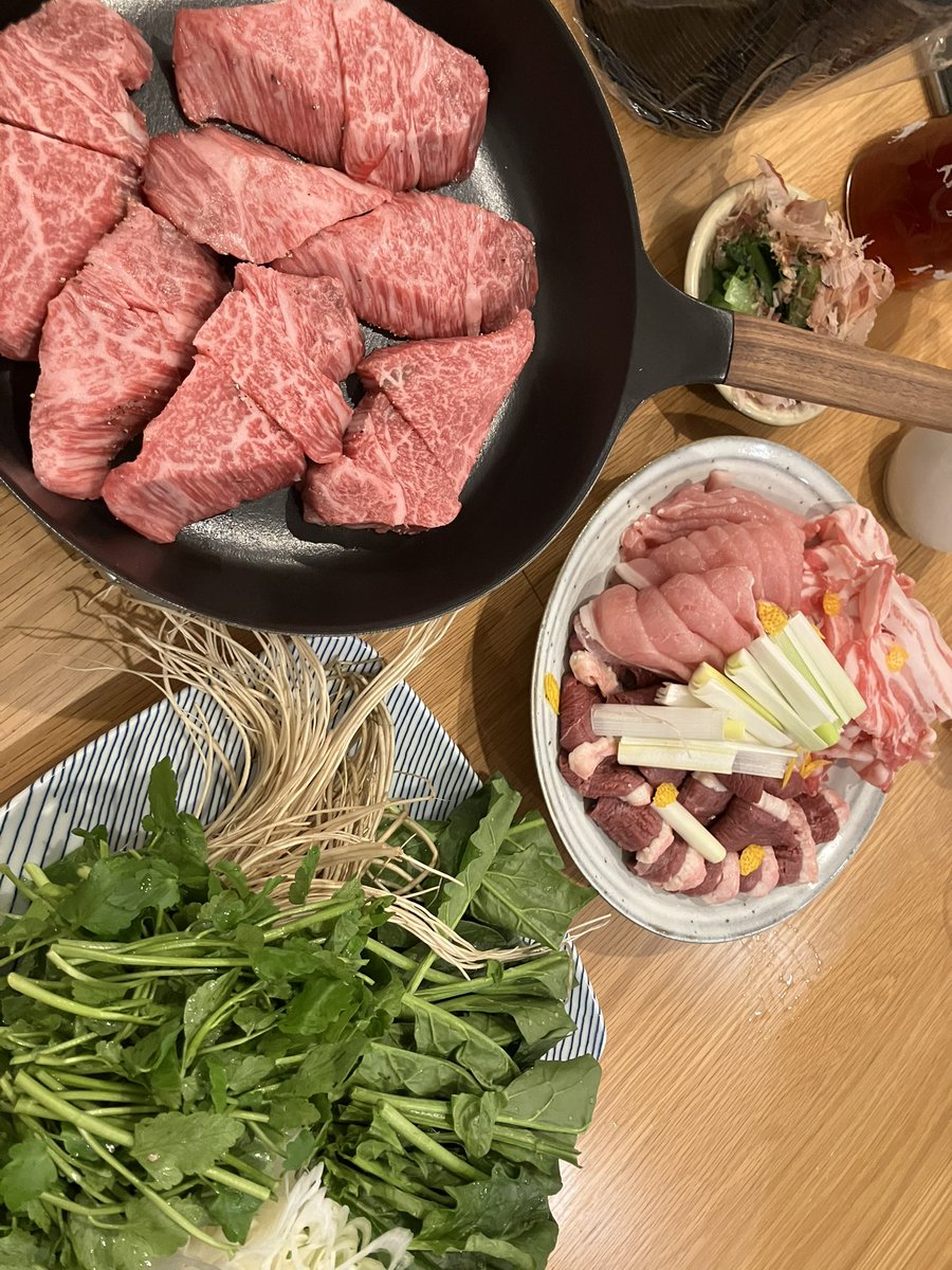 hanachan20201's tweet photo. 1/1 #おうちごはん 親族集まってのお正月。おせちの後はお肉。豪勢に松阪牛のヒレステーキで健康祈願。おいしかった。 https://t.co/VKwwK75yv7
