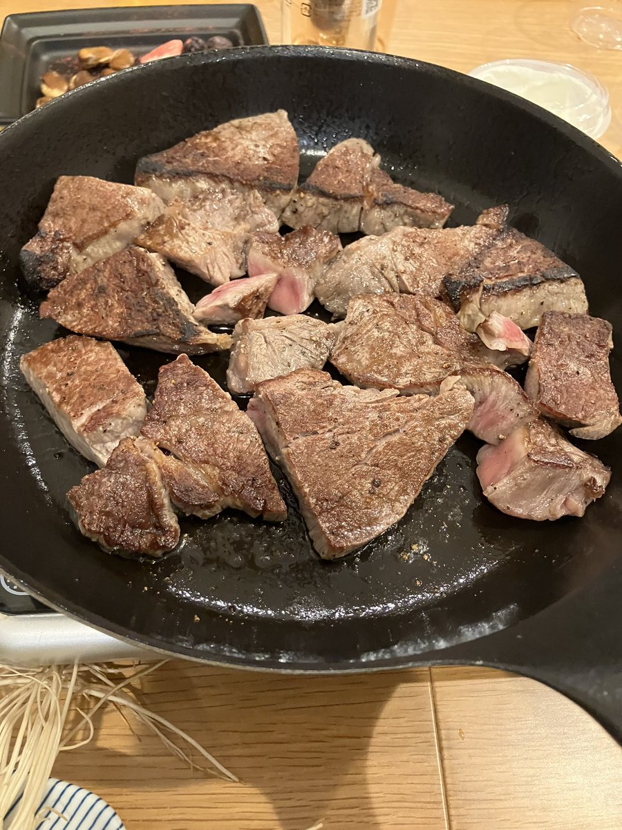 hanachan20201's tweet photo. 1/1 #おうちごはん 親族集まってのお正月。おせちの後はお肉。豪勢に松阪牛のヒレステーキで健康祈願。おいしかった。 https://t.co/VKwwK75yv7