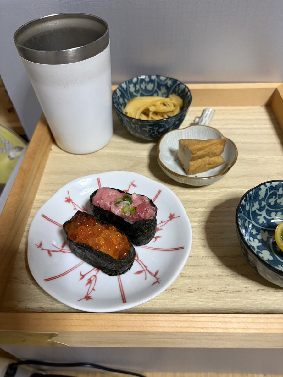 suzukialoha's tweet photo. この写真は姪っ子が父の大好きなお寿司を買ってきてくれた時のもの。葬儀会社の人がご厚意で買ってきてくれたお寿司を棺桶の中に入れたことを思い出します。合掌。#高野山真言宗 https://t.co/nhKD6kkq8c
