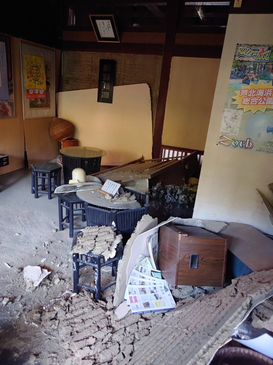 keisuke19800430's tweet photo. 昨日の地震で日奈久の町も金波楼も大きな被害を受けました。玄関は倒壊し館内も至る所で壁が落ちています

断水状態ですが、幸いな事にスタッフ、家族みんな無事です。
まだ余震が続いて不安な時を過ごしています

多くの励ましの言葉ありがとうございます

#日奈久温泉
#金波楼
#熊本地震 https://t.co/x2lytsR5Dm