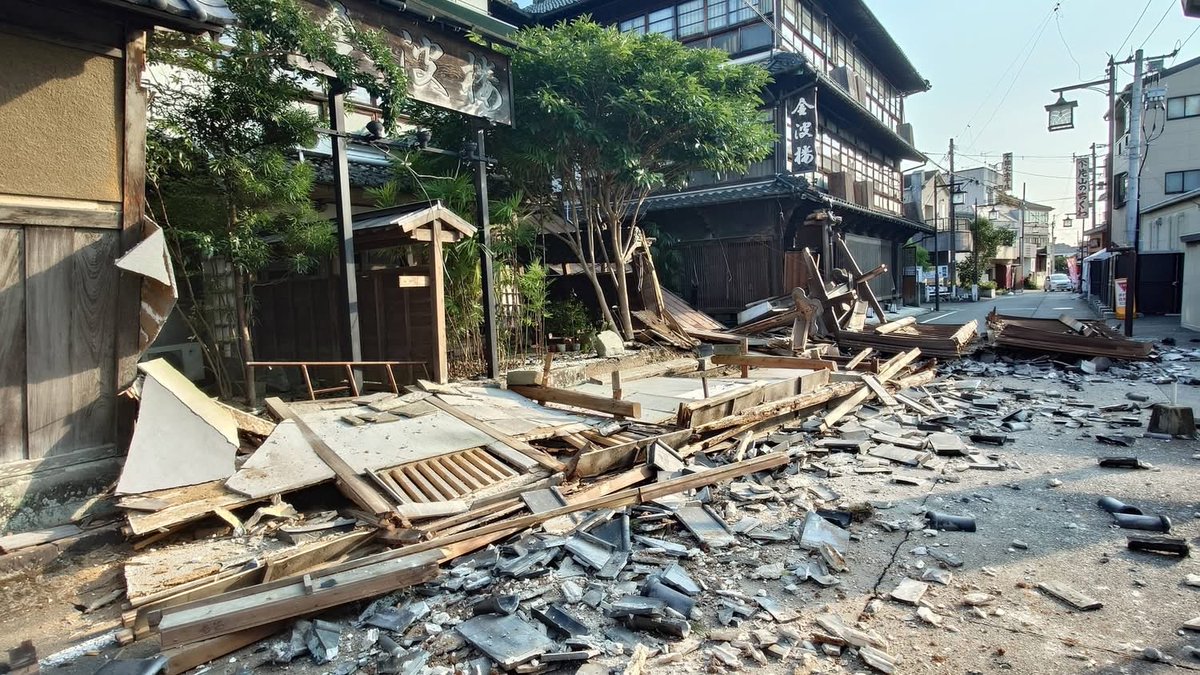 keisuke19800430's tweet photo. 昨日の地震で日奈久の町も金波楼も大きな被害を受けました。玄関は倒壊し館内も至る所で壁が落ちています

断水状態ですが、幸いな事にスタッフ、家族みんな無事です。
まだ余震が続いて不安な時を過ごしています

多くの励ましの言葉ありがとうございます

#日奈久温泉
#金波楼
#熊本地震 https://t.co/x2lytsR5Dm