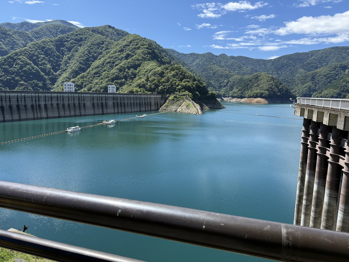 KouTours's tweet photo. 奥多摩湖の水位も大分回復しましたな
左　6月上旬　右　現在
#奥多摩湖 https://t.co/0dCXLFZDzs