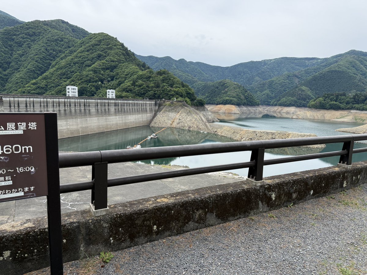 KouTours's tweet photo. 奥多摩湖の水位も大分回復しましたな
左　6月上旬　右　現在
#奥多摩湖 https://t.co/0dCXLFZDzs