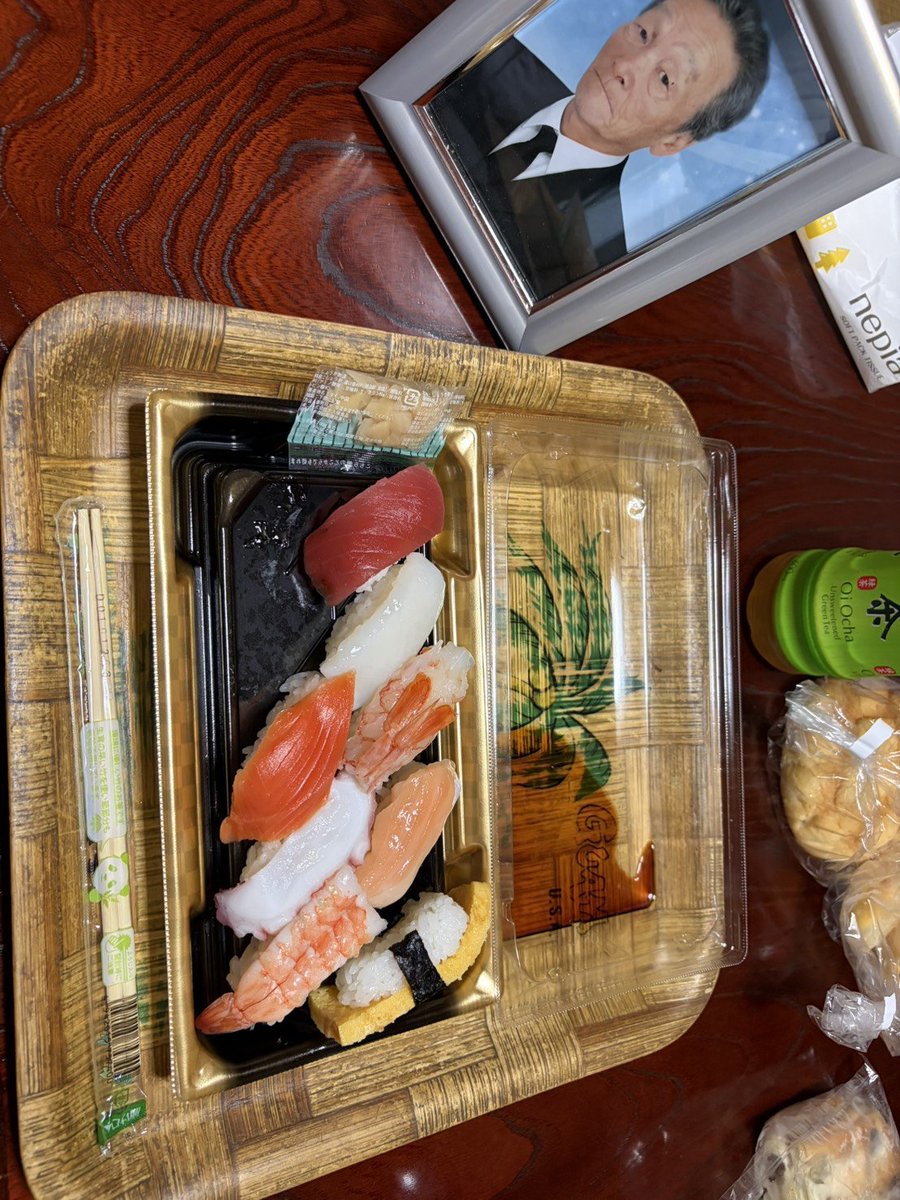 suzukialoha's tweet photo. この写真は姪っ子が父の大好きなお寿司を買ってきてくれた時のもの。葬儀会社の人がご厚意で買ってきてくれたお寿司を棺桶の中に入れたことを思い出します。合掌。#高野山真言宗 https://t.co/nhKD6kkq8c