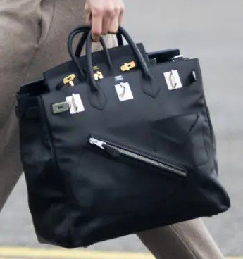 virg1nsuicid3's tweet photo. o haaland colocando a bolsa da Isabel dentro da bolsa dele https://t.co/mn9jPcIuQ0