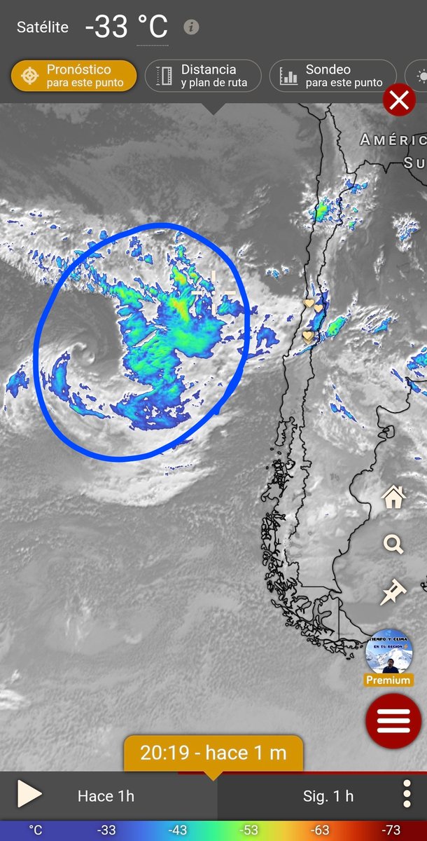 EdoWeatherman's tweet photo. ALERTA ZONA CENTRAL Y SUR ACTUALIZACIÓN.

Este jueves ingresa intenso temporal a la zona sur, dejando fuerte lluvia y viento entre Biobío y Los Lagos. Por la noche alcanza Ñuble y Maule y las primeras horas del viernes costa de O'Higgins. Por la mañana regiones de Valparaíso y Metropolitana y el viernes por la tarde región de Coquimbo y débilmente sur de Atacama. 

Lo más intenso caerá entre O'Higgins y Los Ríos, aunque la costa de Valparaíso también recibirá un evento fuerte.

Se esperan más de 40-50 mm en sectores de Maule a Biobío, concentrados en menos de 12 horas por lo tanto el riesgo de inundaciones repentinas es alto. 

Un segundo evento ingresa el sábado a la zona centro-sur con lluvia, viento y probables tormentas eléctricas. 

El escenario puede ser más complejo ya que el río atmosférico que alimenta estos eventos será categoría 3 e incluso 4 en Maule.

#Alerta. 
#SistemaFrontal. 
#Temporal.
