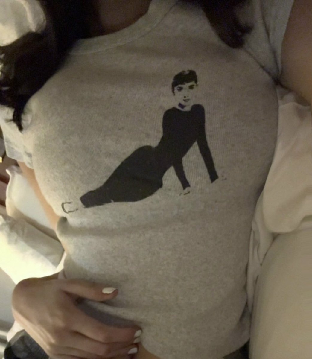 daisyflower39's tweet photo. Can’t believe I found this shirt I love Audrey Hepburn https://t.co/bQEfcI6hYr