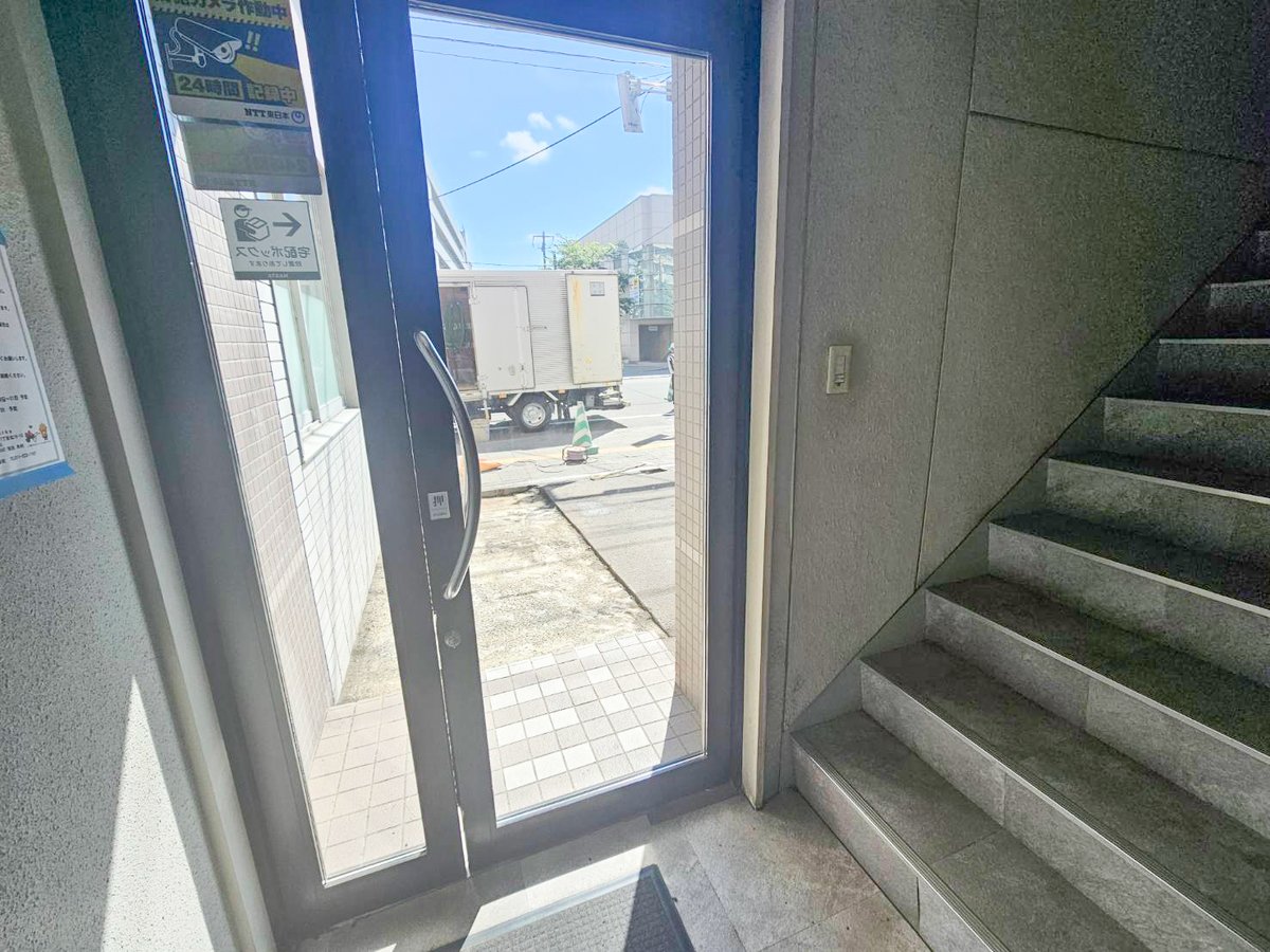 transit_asabu's tweet photo. おはようございます
札幌麻生駅周辺は晴れ🌞

玄関前を工事していますが営業しています😊
綺麗になると嬉しいな…✨

#企業公式つぶやき部 #企業公式が朝の挨拶を言い合う #企業公式相互フォロー #企業公式夏のフォロー祭り #企業公式が毎朝地元の天気を言い合う https://t.co/iZ5ea3EECL