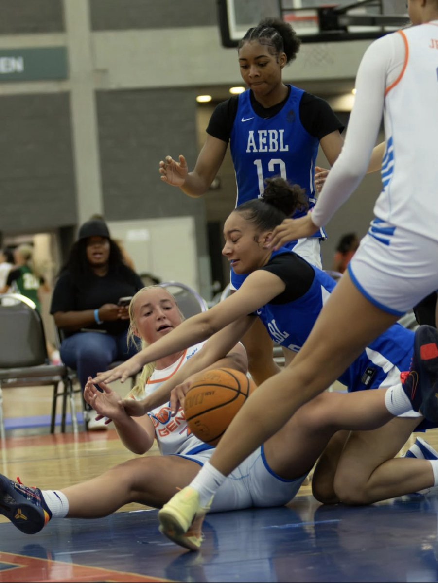 c_robinson333's tweet photo. Diving on the ground for loose balls isn't glamorous—it's winning basketball. #Hustle #LooseBalls #WinningPlays #PointGuard https://t.co/YMEtKgKKQv