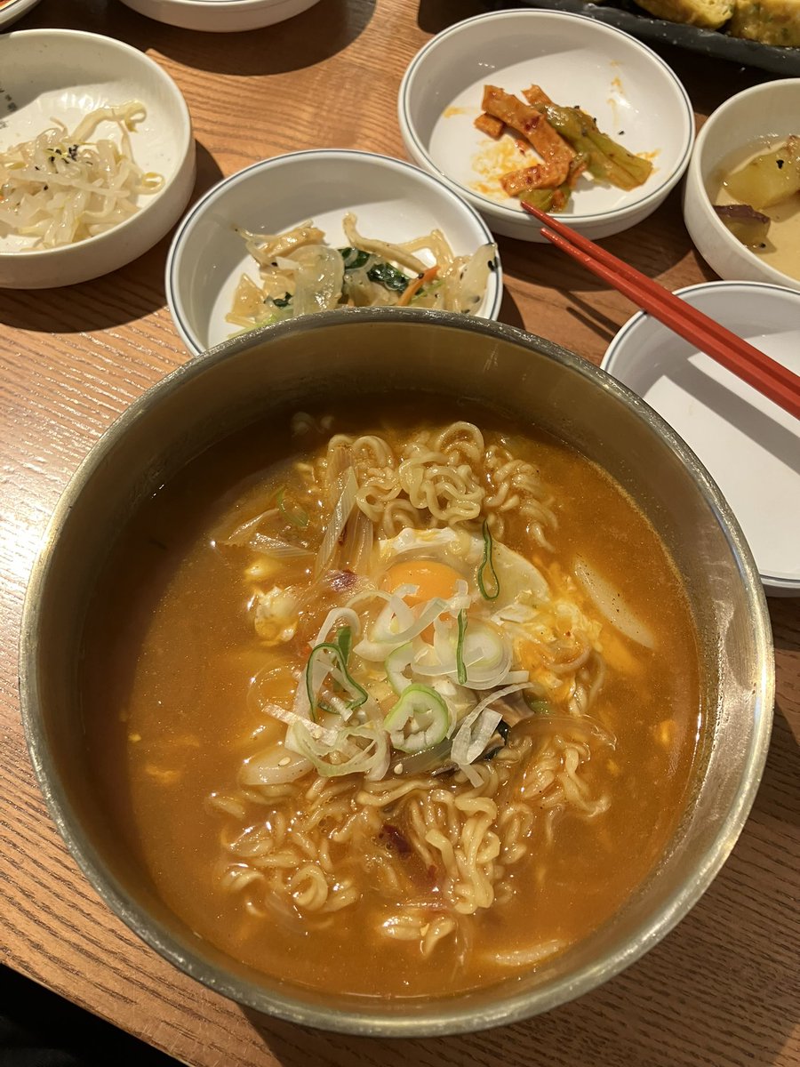 hanachan20201's tweet photo. 1/3昼 年明け新大久保。ソルロンタンを食べに来て、チゲラーメンにした。おいしかったけど、具がほとんどなくて少し寂しい。次回はやっぱりソルロンタンかな。 https://t.co/HaUa03ZiMh