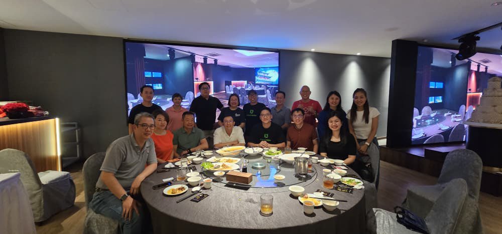 CurryKhoo's tweet photo. Yesterday nite. 

And today checking on what’s going on in Malaysia tech scene and drama. 

The crypto-bro club drama still going on, one after another one. 

Bring out the 🥤 and 🍿 https://t.co/lxD0IfCn8B