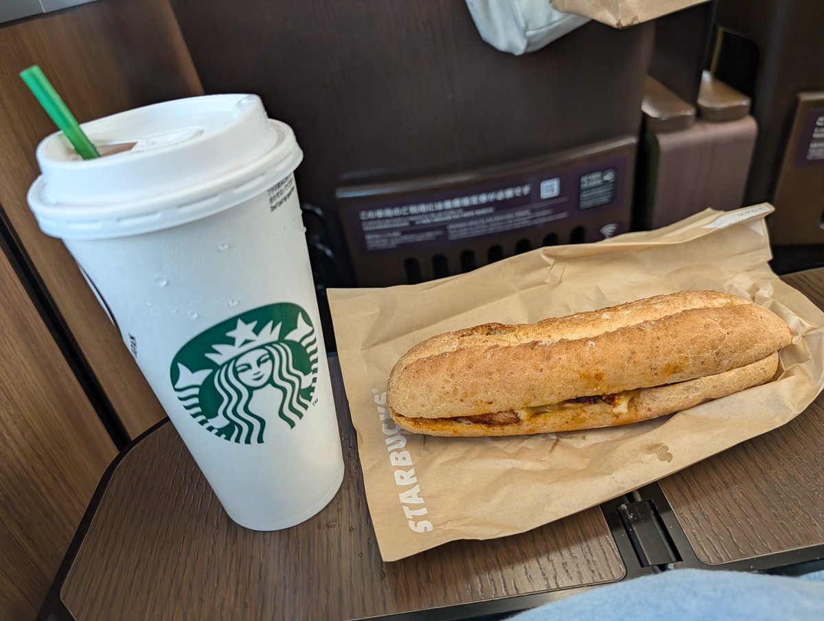 wonka1030's tweet photo. おはようございます

本日のスタバモーニング
チキン&amp;チーズアラビアータ 石窯フィローネ
シュガードーナツ
アイスパッションティー

パッションティーには、ホワイトモカシロップ追加で、ミルクティーに
紙カップだから色が見えないけど、ピンク色になるから、可愛い❤

#スタバ https://t.co/nSAhQn9IWa