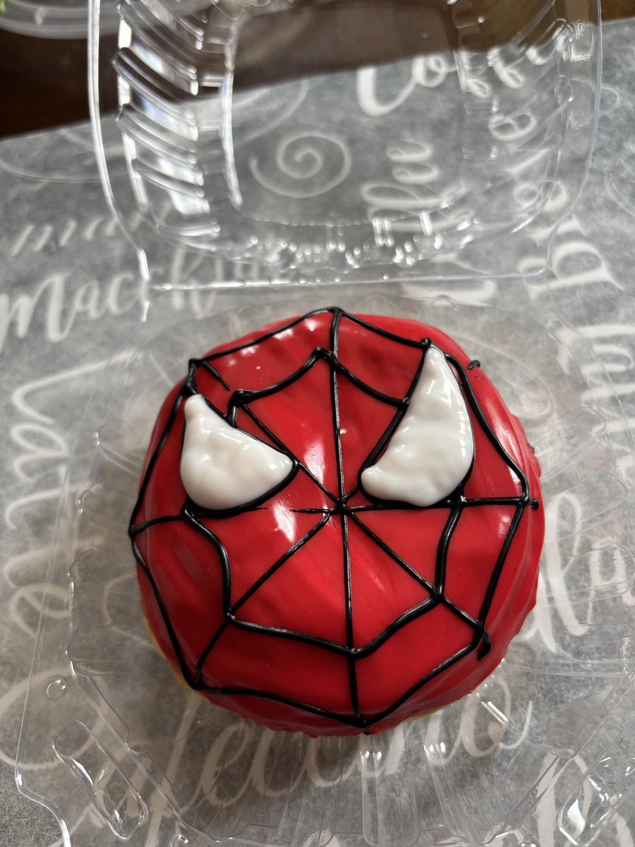 itcreasE's tweet photo. @FortnitePV2 i would love to be lucky and celebrate with my spidey donut from my local donut shop https://t.co/NqkLw0mPW7