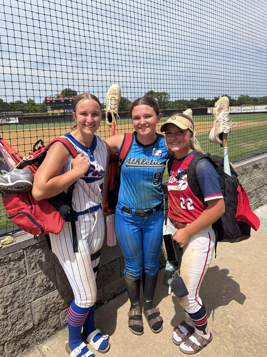 BossLunsford_29's tweet photo. Had a fun day @ECUTigersSB.  Met some new friends, and got to hang with teammates @KV3_2028 and @alyssaroe04. 

Thanks @CoachWyattECU for the awesome day https://t.co/fZJTkC1xoO