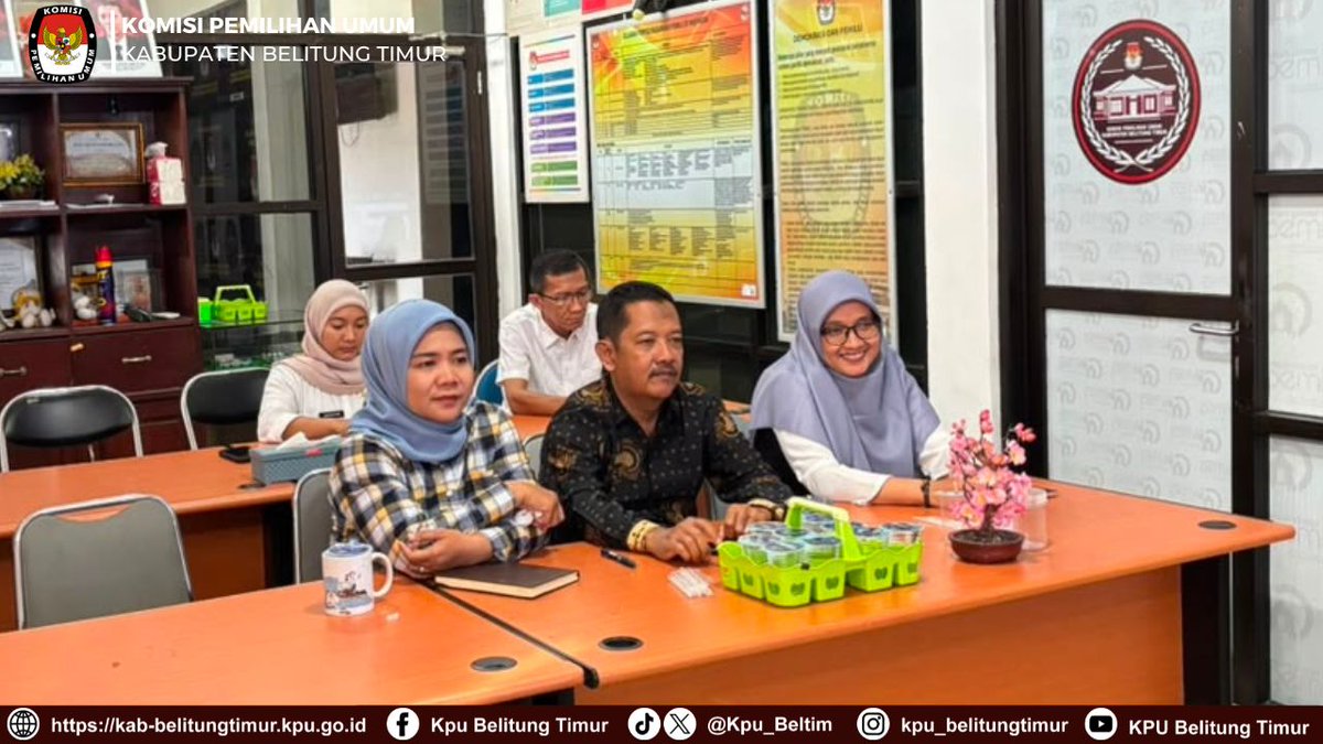 Kpu_Beltim's tweet photo. #TemanPemilih,KPU Kab. Belitung Timur mengikuti kegiatan Bedah Buku Comparative Overview of Political Finance Systems in Indonesia, Malaysia, the Philippines and Timor-Leste: The Regional Context and the Way Forward secara daring melalui Zoom Meeting pada Selasa (28/7/2026). https://t.co/3knqrVpeCs