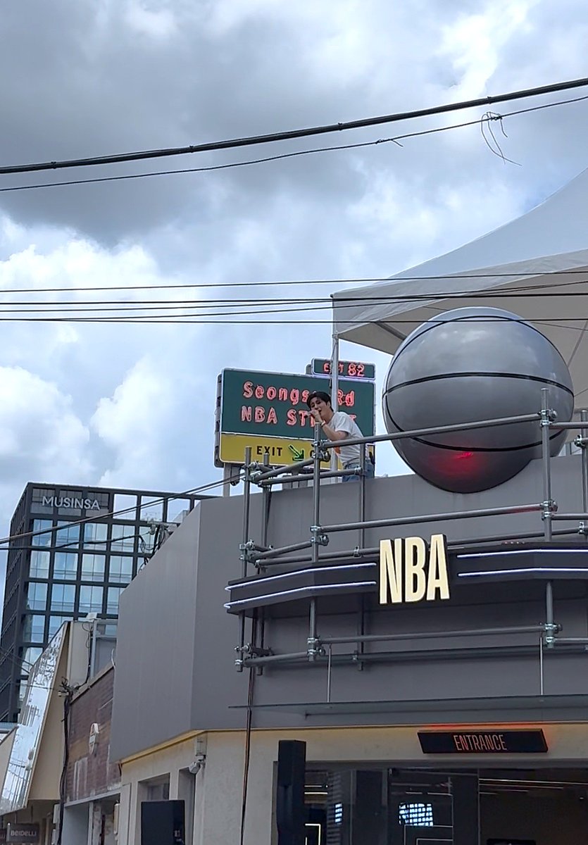 norausan tweet picture