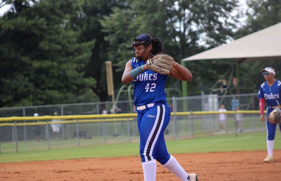 KaylinEvans28's tweet photo. Last week was a wrap for the @Dukes16uNat summer season!! I’m so grateful to be able to play with an amazing group of young ladies who love to ball out! Thank you to Coach @ToddMayfield85 and Coach Quinn for pushing me beyond my limits and seeing the best in me!! 
K42 OUT!! 🎤 https://t.co/vxYYkorYDb