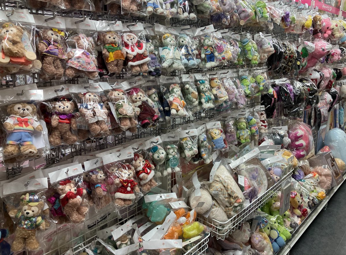 kbooks_anime_a's tweet photo. 【コーナー紹介】
ダッフィー&amp;フレンズ　ぬいぐるみバッジも展開中✨
リニューアルでコーナーも見やすくなりましたよ👀✨

是非、キャラ館αへ‼️

#kbooks https://t.co/2TLYBx5oVS