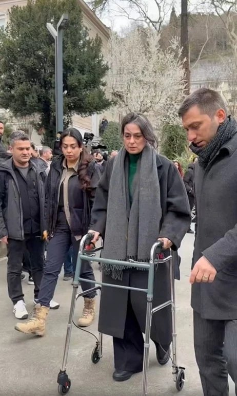 Zekeriya_Say's tweet photo. 💥Sinem Dedetaş'ın müteahhitlerden para aldığı gerekçesiyle gözaltına alınması şunu gösterdi:
*
📍Ekrem İmamoğlu'nun belirlediği belediye başkanları, bir şekilde piyasadan kafa koparmakla görevlendirilmiş.
*
📍Özgür Özel'in belirlediği ve bilhassa önceki dönemden kalma belediye başkanları ise adaylık için genel merkeze korkunç paralar göndermiş.
*
📍Muhittin Böcek ve Özkan Yalım'ın ardından bir CHP'li Büyükşehir Belediye Başkanının da kardeşi aracılığıyla benzer bir yöntemle Manisa'ya para gönderdiği iddia ediliyor.
*
📍Sanırım yakında kokusu çıkar!..
*
📍Benim merak ettiğim ise Ekrem ve Özgür ikilisi neden bu kadar çok para toplama telaşı içerisindeler...
*
Toplanan rakamlar "siyasetin finansmanı" ile izah edilecek gibi değil...
*
Bu rakamlarla ülkede "ekonomik operasyon" bile yapılır..
*
Bakın bu iş tepelere, en tepelere uzanacak diyorlar..
*
"Kırmızı ışıklar" niçin yanmış herkes anlayacak deniliyor...
*
İşin güzel yanı ise...
*
Devlet her şeyin farkında...