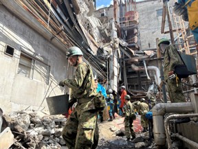 JGSDF_WA_pr's tweet photo. 【 ＃熊本地震 】令和８年７月２８日（火）１６時２７分頃に発生した令和８年熊本地震に伴い、西部方面隊、西部方面特科連隊は日本製紙八代工場において、被災された方々の救出活動を継続しています。
一刻も早い救出に向け全力で当たっています。
＃西部方面隊 ＃災害派遣 ＃人命救助
https://t.co/ovZLpWhNwo
