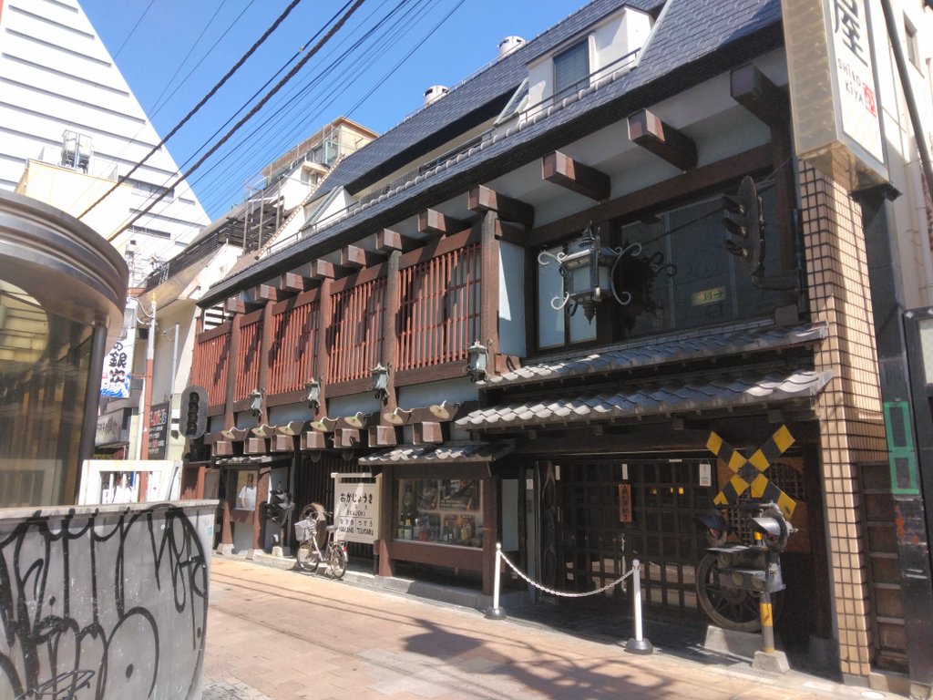 33GT_R's tweet photo. 東京都中野区にある居酒屋白木屋中野北口駅前店です。外観には鉄道関連の物が置かれてました。たまにはこんな雰囲気のお店もいいですね。
#東京都
#中野区
#居酒屋
#白木屋中野北口駅前店
#鉄道 https://t.co/Sm3FYZbwLQ