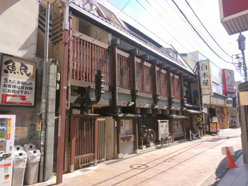 33GT_R's tweet photo. 東京都中野区にある居酒屋白木屋中野北口駅前店です。外観には鉄道関連の物が置かれてました。たまにはこんな雰囲気のお店もいいですね。
#東京都
#中野区
#居酒屋
#白木屋中野北口駅前店
#鉄道 https://t.co/Sm3FYZbwLQ