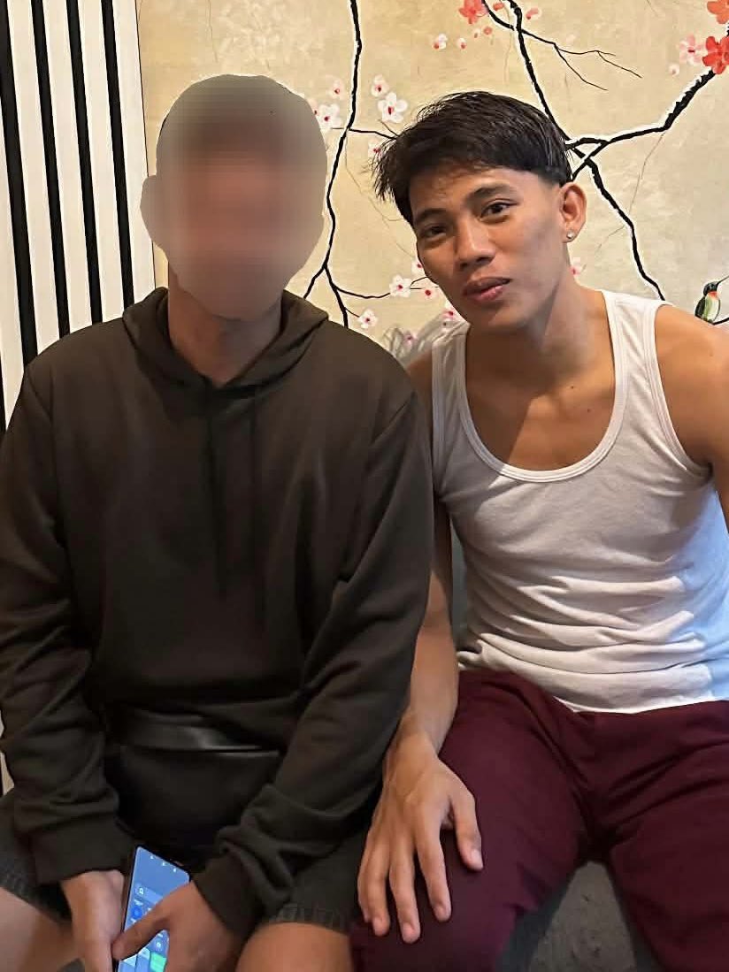 t2thirdie's tweet photo. THERAPIST RONEL
@rps_ronel 

Pressure: 
Sobrang panalo ng pressure ni Ronel. Tamang timpla talaga. Hindi sobrang sakit, hindi rin sobrang banayad. Yung tipong pag gising mo kinabukasan, ang gaan lang ng pakiramdam.  

Skills: 
6 months pa lang daw siya sa @RedPhoenixSpa pero swear, parang taon na ‘yung experience niya! Ang galing ng control niya sa lakas at bilis ng hagod. Panalo rin ang mga paandar niya sa stretching! Halatang nag-aaral at siniseryoso niya yung craft niya.  

Personality: 
Hindi ko siya masyadong kinibo kasi mas gusto ko lang namnamin yung sarap ng bawat hagod niya. Pero nung nagkausap na kami during head massage, sobrang gaan din pala ng personality niya. Isa siya sa pinaka-maasikaso na na-try ko — mula sa pagche-check kung okay lang ang pressure hanggang sa pagpupunas ng oil sa katawan ko pagkatapos ng masahe.

Note to self: 
Instant favorite ko siya after ng first session namin. Perfect siya pag gusto ko ng quality massage na balanced. Sulit ang bawat minuto sa kanya. Definitely nasa top rebook list ko na siya.