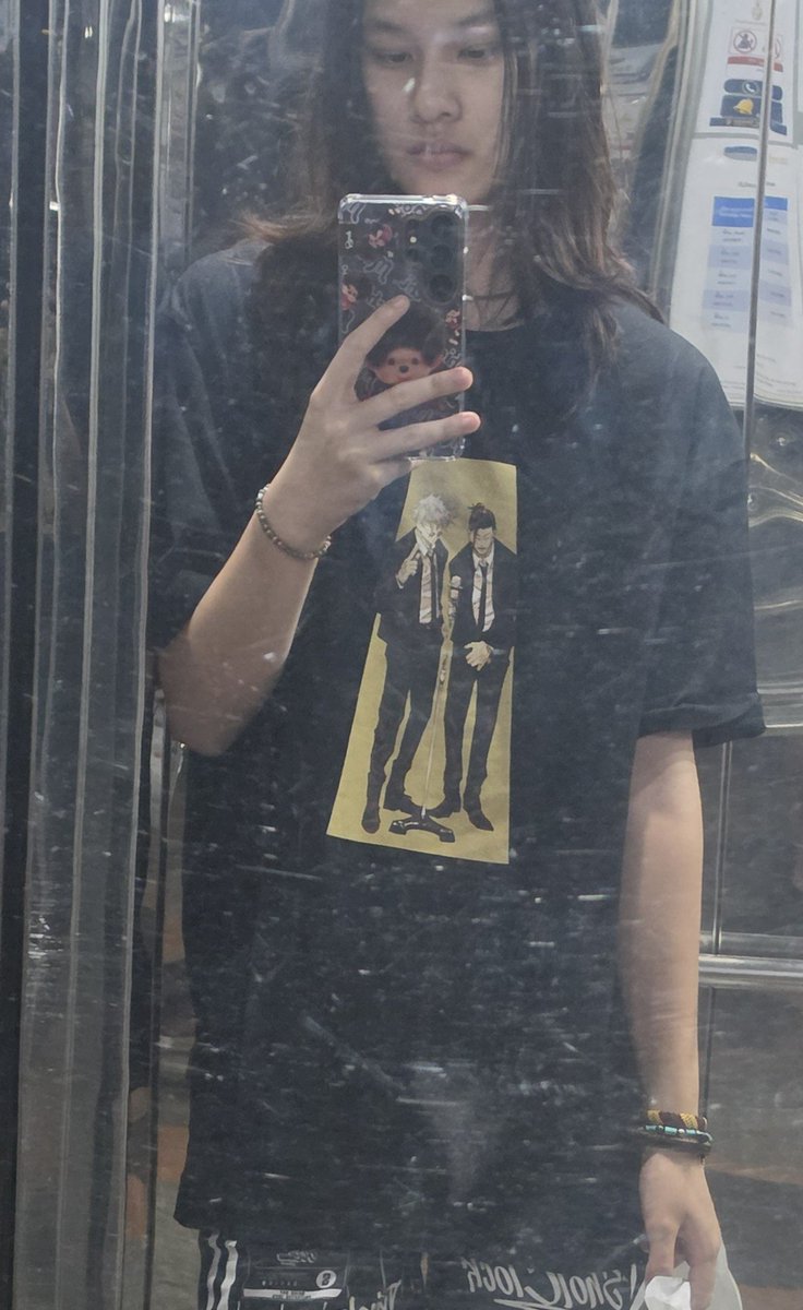 Singha_Luang's tweet photo. ยูว่าเสื้อไอสวยมั้ย คุ้นๆเหมือนพี่ชายสองคนที่รู้จัก https://t.co/8fYI2s1N11