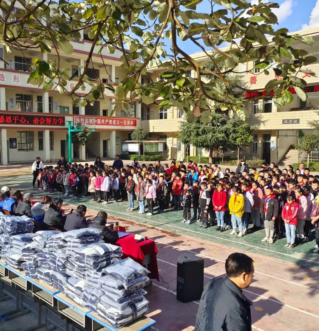AnnetteSteyt's tweet photo. Today I joined the community food bank volunteer activity! Packed 200+ care packages for elderly neighbors in need, sharing warmth with my small effort. Nothing beats the joy of seeing their smiling faces! https://t.co/brR7NSjRKb