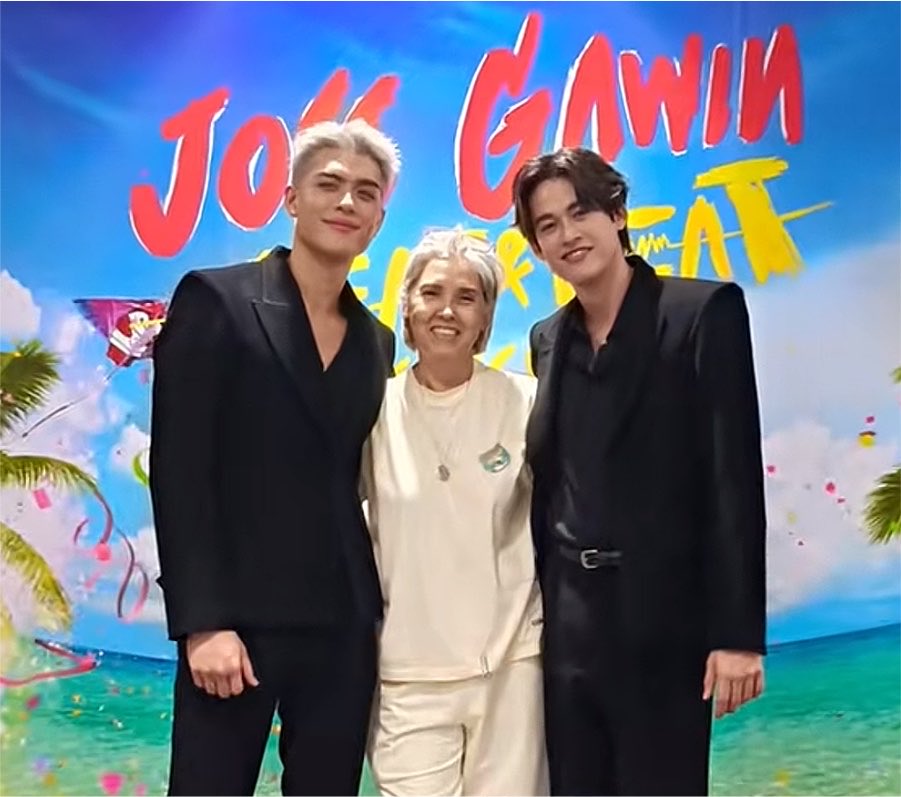 _nnatta_aydjkp's tweet photo. Joss digandeng mama mertua😭😭

#JossGawinConcert
#JossGawin https://t.co/YYoqRT9Rij