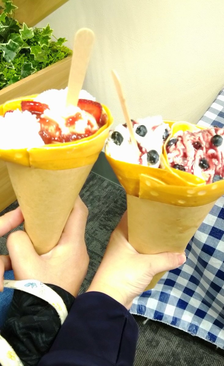 827maha's tweet photo. 究極の生クリーム　CINQ  MINUTES
のクレープ食べた〜
甘いの苦手だから不安だったんだけど大丈夫だった。
皮はもちもち生クリームはふわふわで美味(๑´ڡ`๑)
ただ大きいからお腹いっぱいになる https://t.co/u9wsKR4pR6