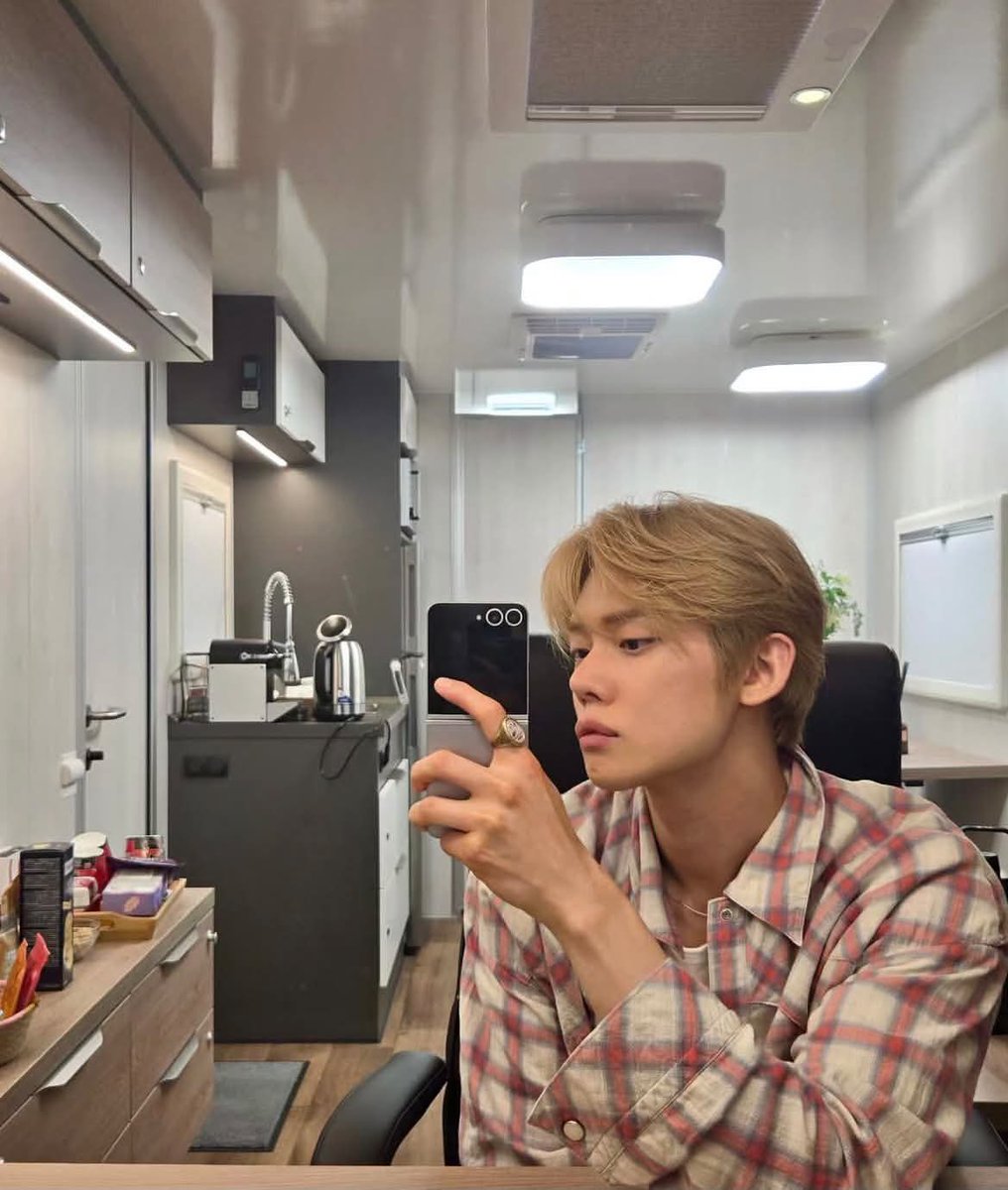 n_yjty's tweet photo. ヨンジュンさんの手フェチです🥺🥺 https://t.co/JXrHHUUT8Y