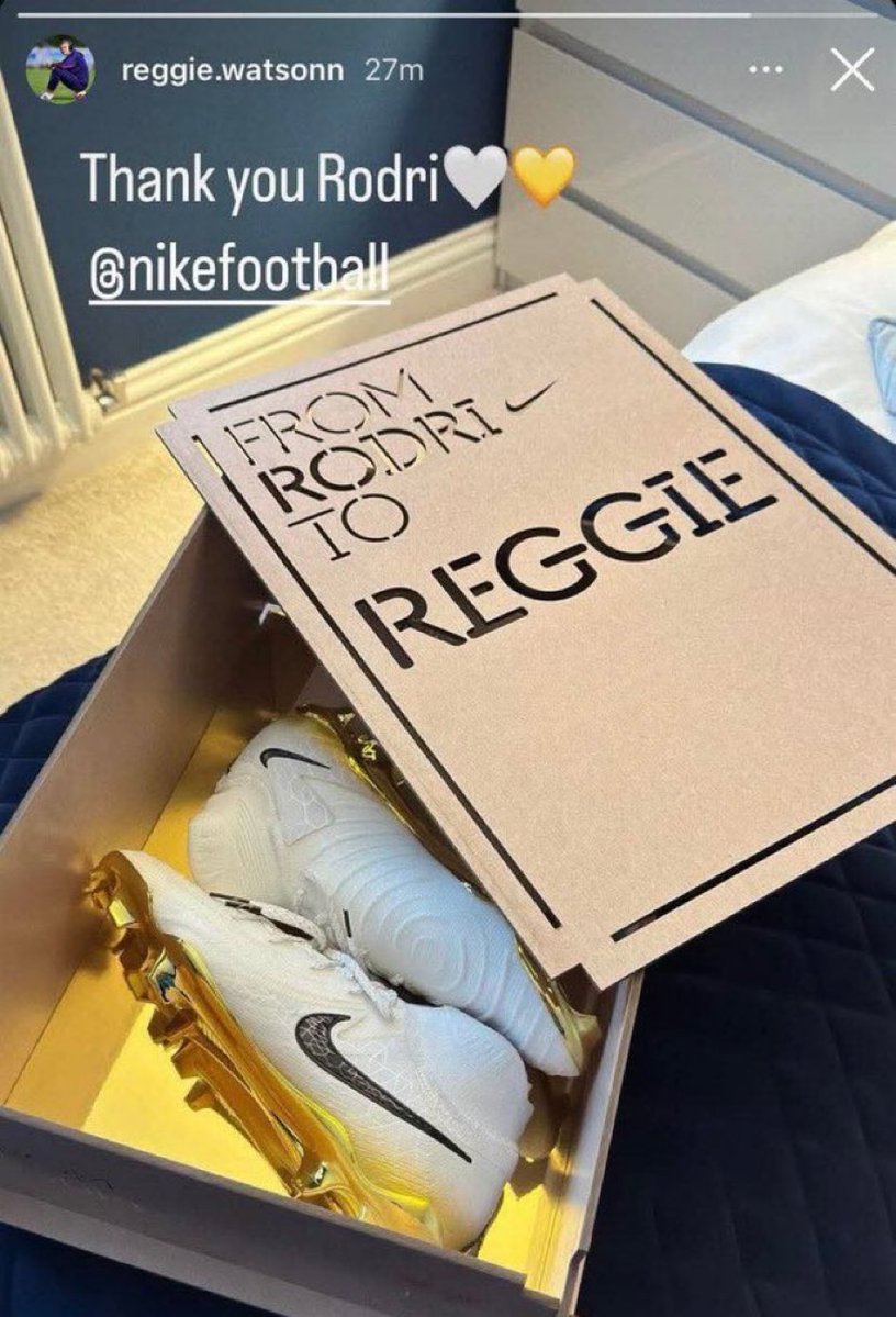 Bluecoxtra's tweet photo. Reggie Watson received a gift from Rodri. 🤩 

Do you know what it means? 

When one of the world's best midfielders acknowledges a young player in his position, it's a promising sign that the youngster possesses qualities that stand out.

#BlueCo must protect this precious academy talent with all resources available.