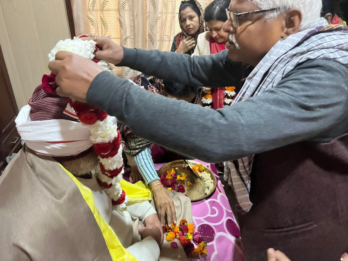 mahabalmishra's tweet photo. गुरुर्ब्रह्मा गुरुर्विष्णु: गुरुर्देवो महेश्वर:,
गुरुः साक्षात् परं ब्रह्म तस्मै श्री गुरवे नम:

आप सभी को गुरु पूर्णिमा की ढेर सारी बधाई शुभकामनाएं। https://t.co/1gHtxjb2fe