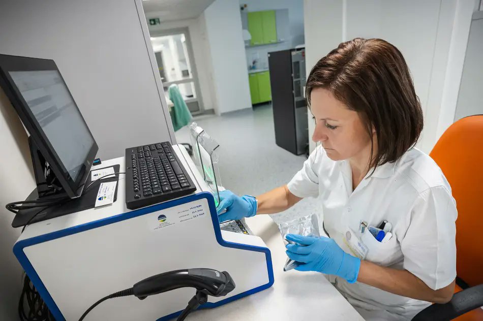 FN_Ostrava's tweet photo. 🧠Tento příspěvek rozhodně nevynechejte. Lékaři několika klinik @FN_Ostrava🏥spojili síly a v současnosti pracují na studii, která může pomoct zefektivnit triáž pacientů s podezřením na poranění mozku. 

🩸Díky vyšetření biomarkerů z krve bude možné rychle a spolehlivě zjistit, zda člověk utrpěl nitrolební poranění. Dotyčný tak nebude muset zbytečně podstupovat CT vyšetření.

👉Podrobnosti čtěte na následujícím odkazu➡️ https://t.co/XiBk9NLoXO

📺Reportáž k tématu natočila také @CzechTV. Na následujícím odkazu ji můžete sledovat od času 18:23➡️https://t.co/RyvzWLwwyi
