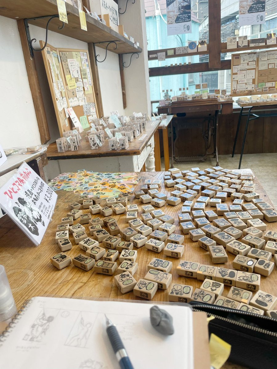 dousa_stamp's tweet photo. #三叉灯 さんの外にはたくさんのおしゃれな帽子🧢👒
イベント2日目です✌️今日も3階に19:00まで居るのでぜひ遊びに来てください🙌

【三叉灯のドウサの部屋】
📅7/28～30（火～木）
🕰️13：00～19：30
📍三叉灯(東京都世田谷区代沢5-36-14)

#三叉灯 #下北沢 #はんこ #ドウサ https://t.co/bAEzje0IqQ