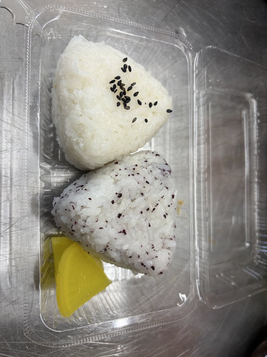 umechan_chi's tweet photo. おにぎり2個200円で販売してます。
お弁当もあります。
夜の食堂・居酒屋も営業します。

10年前の熊本地震の時、娘が妊娠9ヶ月でした。

妊婦さんやご年配の方は特に不安ですよね。
ご自宅が崩壊された方
妊婦さんだけでなく、小さいお子さんがいらしたり
食事に困ってる方いらしたらおにぎりサービスで差し上げます。

エアコンも効いて
Wi-Fiもあって
充電もできます。

どこに行くあてもない方は
熊本市東区健軍1-11-1 
グランネストK  
うめちゃんち
に来てください。
夕方は17時半から22時までいます。

座敷もあります。
どうかご無理はなさらずに、、

これ以上被害が出ない事を祈ります
#令和8年熊本地震
