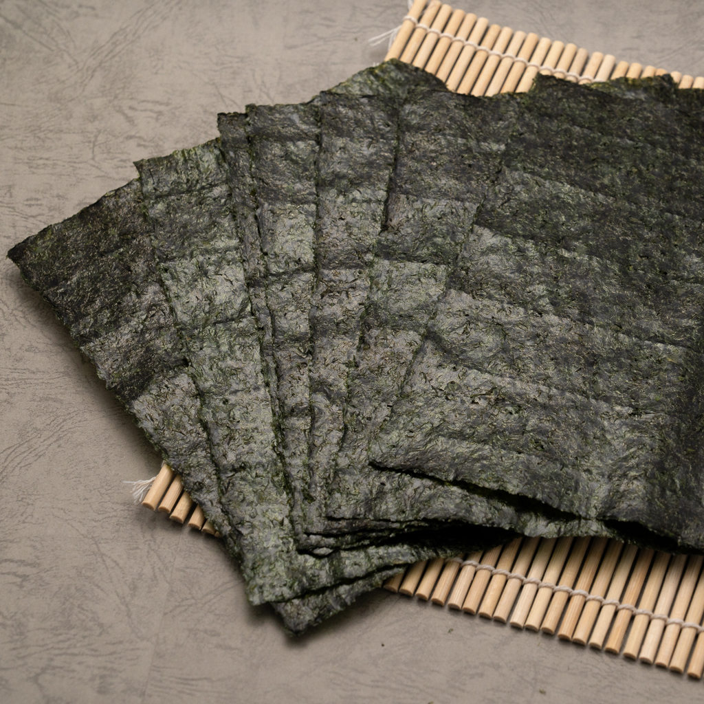 ps_paper_lab's tweet photo. 千葉市稲毛区園生町にある海苔問屋鮎澤さん。
店内はいつもお客様で賑わっています。

自社工場で丁寧に焼かれるオリジナルブランド「ほろにがい千葉ん」は、千葉市食のブランド 千にも選ばれた希少な木更津産青混ぜ海苔。

収穫量わずか１％以下という幻と呼ぶに相応しい極上海苔です。 https://t.co/8JZEgkahel