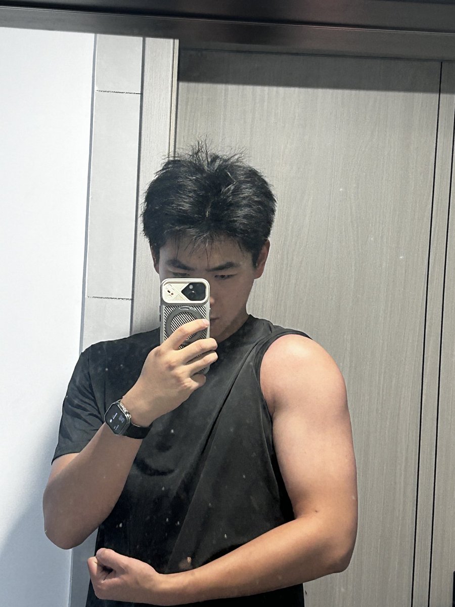 Rubwsj's tweet photo. 只有脱了衣服才能看出来肩膀小南瓜 https://t.co/XQQIMIr9r0
