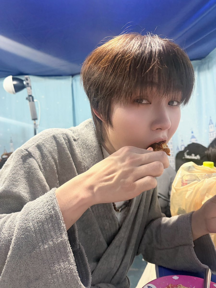 Chamook1919's tweet photo. ปีกไก่ทอดเลิฟเว่อ🐰
#เขมจิราตอนพิเศษถ่ายละเด้อ https://t.co/la2tXjpIrV