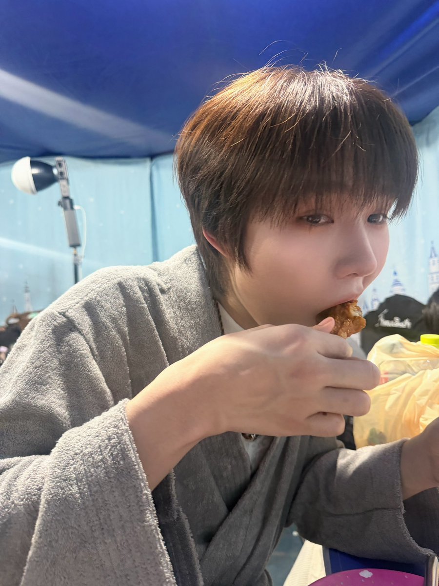 Chamook1919's tweet photo. ปีกไก่ทอดเลิฟเว่อ🐰
#เขมจิราตอนพิเศษถ่ายละเด้อ https://t.co/la2tXjpIrV