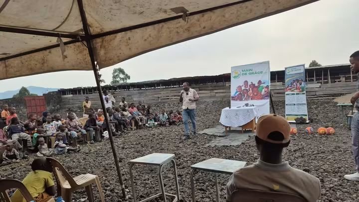 fomubisa's tweet photo. FOMUBISA ASBL a pris part au lancement de l’Espace Ami d’Enfant de MAIN DE GRACE à Mugunga Kimashini. Plus de 150 enfants ont participé à cette activité axée sur la protection, les droits de l’enfant et le partage communautaire.

#FOMUBISAASBL #ProtectionEnfant #NordKivu #Goma https://t.co/1E1fQISeno