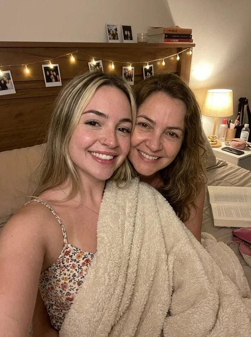 Valenyolivia's tweet photo. Mi mamá y yo en realidad no vemos adultos de 50 años o más AQUÍ. ¿Hay mayores de 50 años aquí o todos son adolescentes y veinteañeros?🤔 https://t.co/S4wzvFFycJ